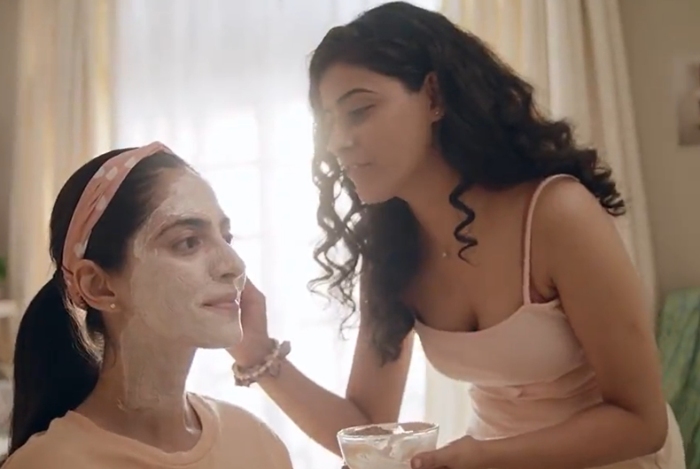 L'une des femmes applique la crème décolorante pour la peau à son partenaire