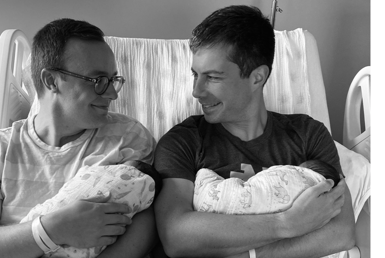 Chasten (à gauche) et Pete Buttigieg (à droite) tenant leurs nouveau-nés