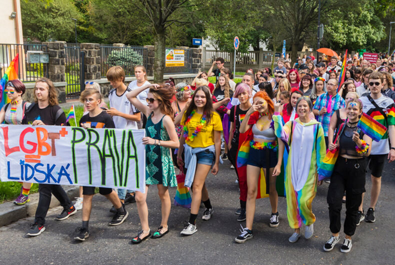 17 AOT 2019 : personnes assistant au tout premier défilé de la Gay Pride dans la ville morave d'Ostrava, en République tchèque.