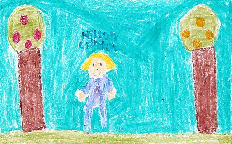 Un dessin d'enfant d'Hillary Clinton, vêtue d'un tailleur-pantalon bleu et debout entre deux arbres.