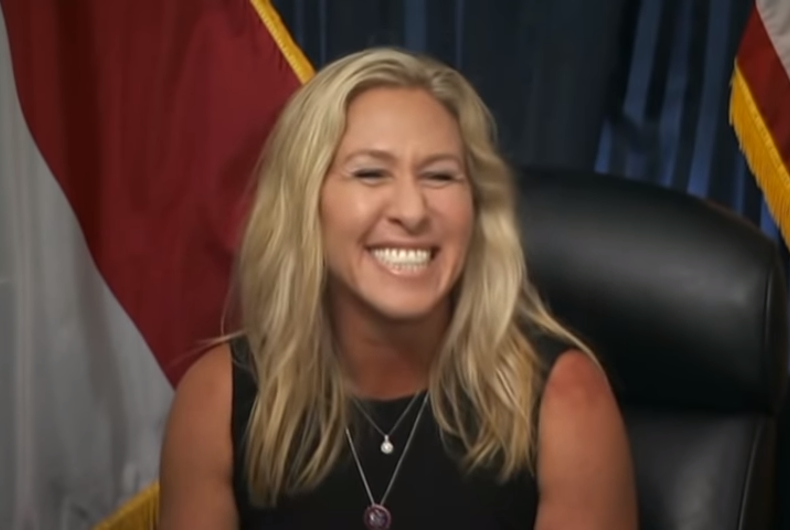 La représentante Marjorie Taylor Greene (R) rit lorsqu'on lui a demandé si elle se sentait responsable des décès causés par la désinformation de son vaccin.