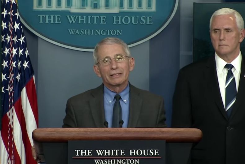 Anthony Fauci s'exprimant devant un pupitre tandis que Mike Pence regarde par-dessus son épaule