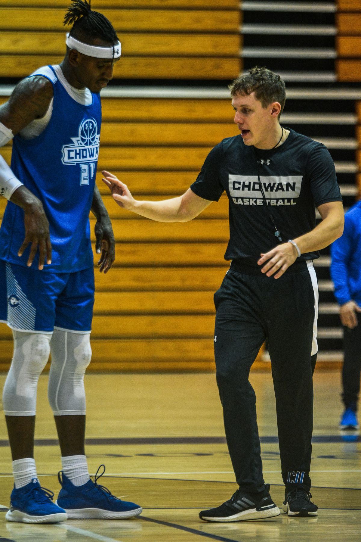 Lynch instruit le joueur de Chowan Cheick Traoré.