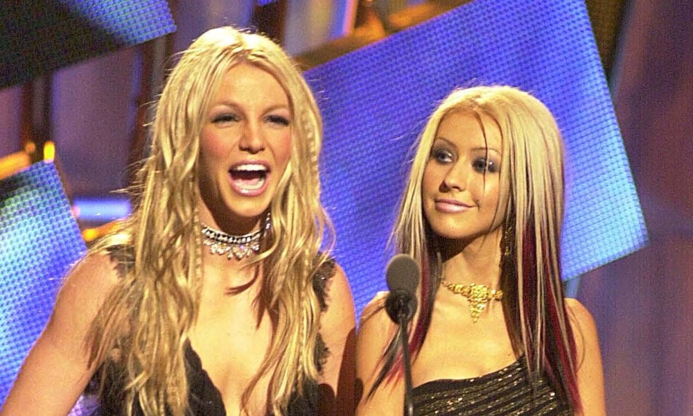 Britney Spears rit alors que Christina Aguilera regarde les MTV VMA