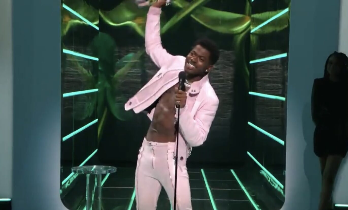 Lil Nas X accepte le prix de la vidéo de l'année aux MTV Video Music Awards 202