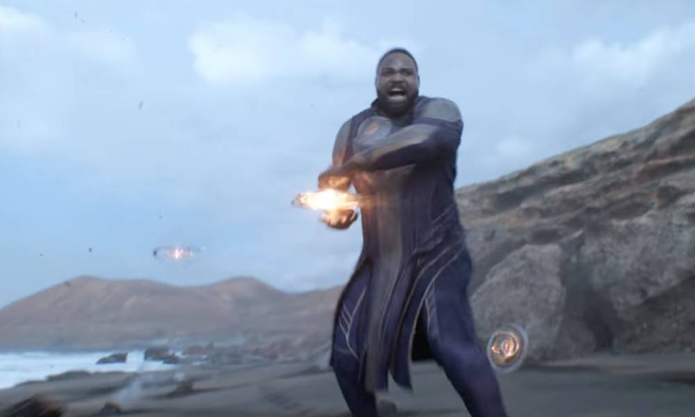 Une image fixe de Phastos d'Eternals.  Le personnage est le premier super-héros ouvertement gay de l'univers cinématographique Marvel