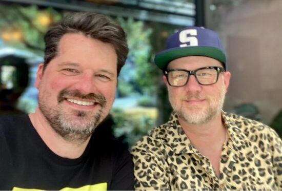 Steffan et Brandon, propriétaires de la galerie d'art LGBTQ Schlomer Haus Gallery à San Francisco