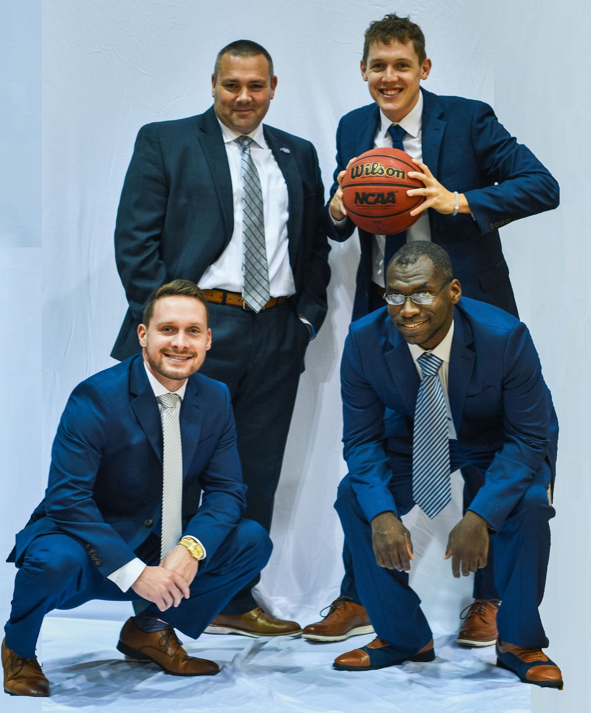 Le personnel de Chowan : Dans le sens horaire, en partant du haut à gauche, l'entraîneur-chef Rob Burke, l'assistant Matt Lynch, le chef d'état-major Christian White et l'assistant Jeremy Lynch.