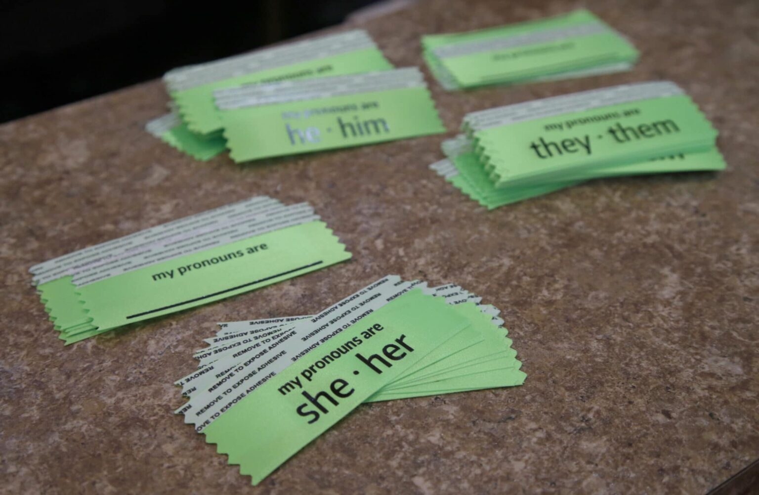 Sinistre campagne anti-trans pour interdire les pronoms des lieux de travail exposés