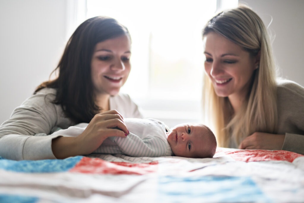 L'Espagne élargit l'accès à la reproduction pour les femmes lesbiennes et bi