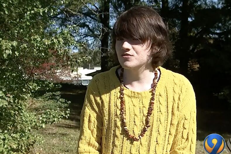 Les intimidateurs ont secrètement enregistré un adolescent trans en utilisant la salle de bain, puis ont partagé les vidéos en ligne