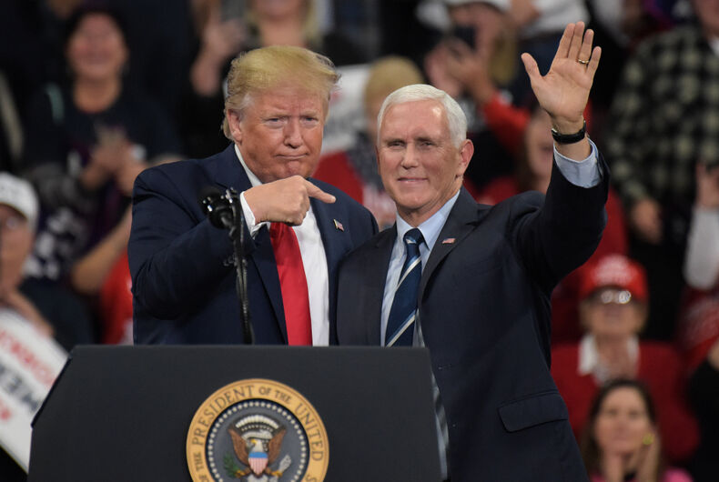 Le président Donald Trump, à gauche, apparaît avec le vice-président Mike Pence, à droite, lors d'un rassemblement le 10 décembre 2019 au Giant Center de Hershey, PA.