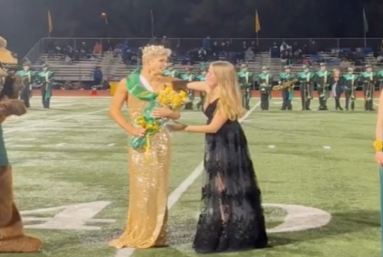 Zachary Willmore Zachary Willmore est couronné reine des retrouvailles du lycée Rock Bridge