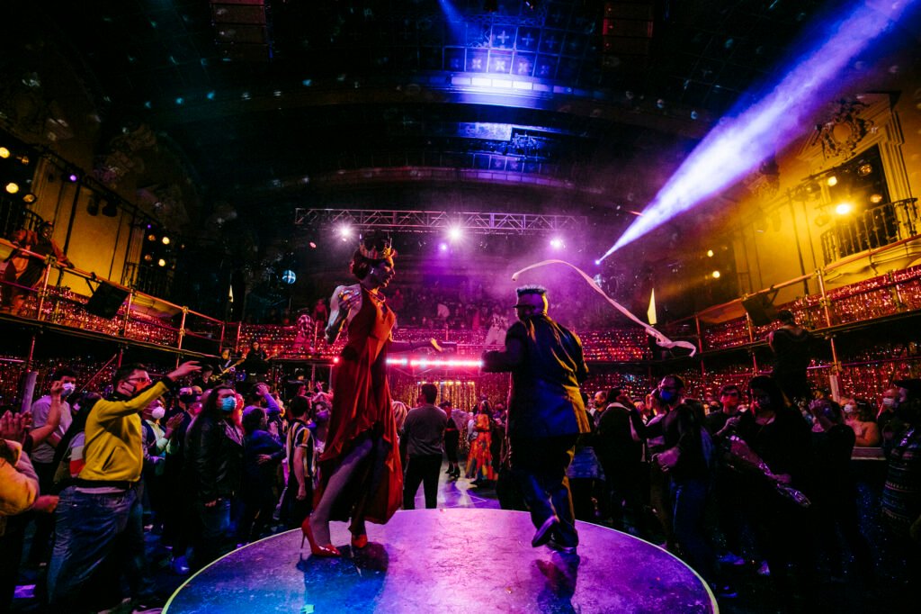 les flux « Le cœur normal » ; L'extravagance éperdument lea delaria alaska 5000