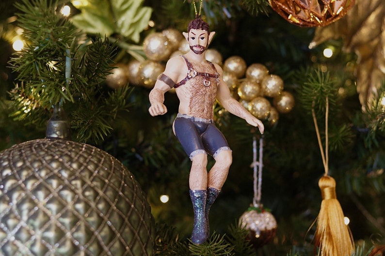 Un "elfe inapproprié" décoration d'arbre.  (Etsy/Elfes inappropriés)