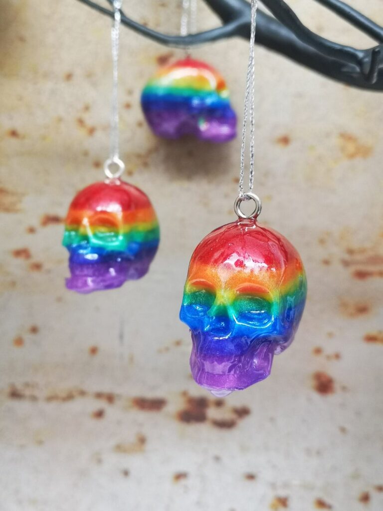 Crânes arc-en-ciel pour votre arbre de Noël.  (Etsy/SazSkullduggery)