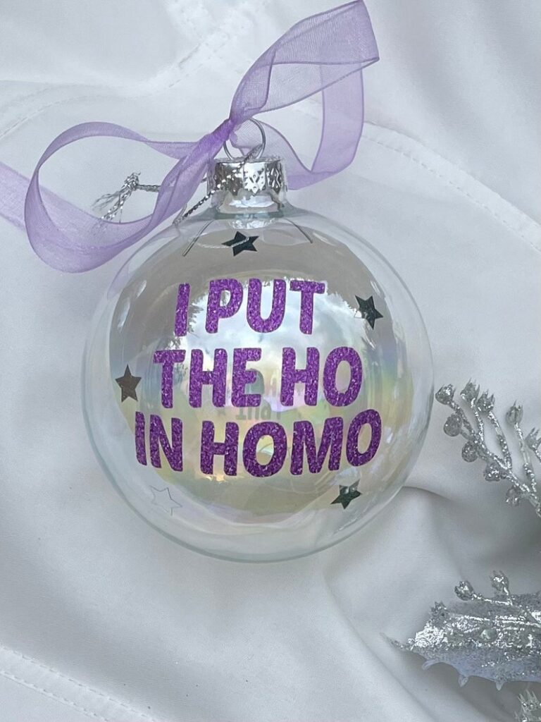 Une autre boule avec une citation.  (Etsy/CharlieBubbleLGBTQ)