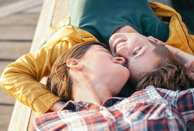 couple sur un banc affectueux