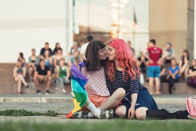 deux femmes n'embrassent pas d'effacement bi