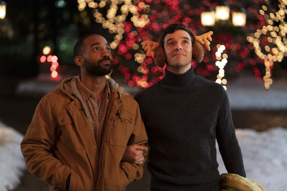 Philemon Chambers comme Nick, Michael Urie comme Peter, dans Single All The Way