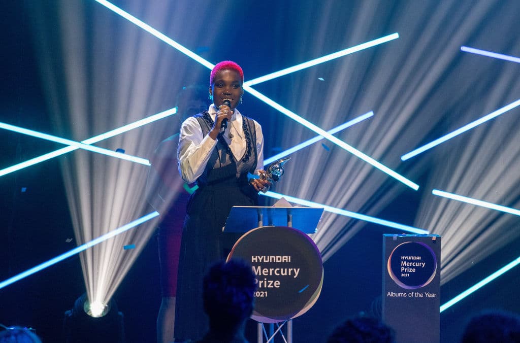 Arlo Parks prononce un discours après avoir remporté le Mercury Prize 2021