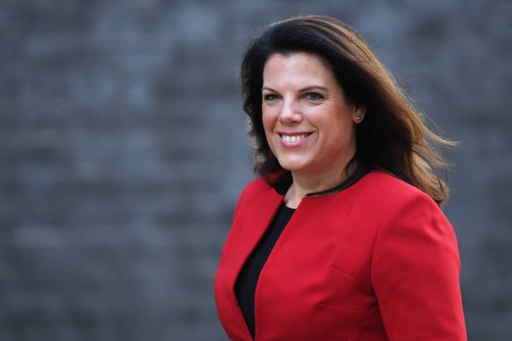 Gender Recognition Act : Caroline Nokes arrive à Downing Street en costume rouge