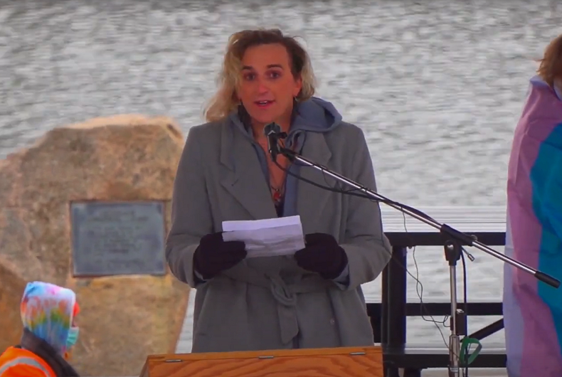 leigh-finke-kelsey-waits-rally-hastings-transgenres-droits Leigh Finke a pris la parole lors du rassemblement