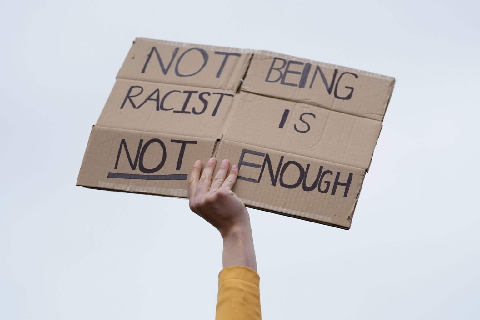 Des dizaines d’affaires criminelles rejetées à cause des textes racistes et homophobes des flics