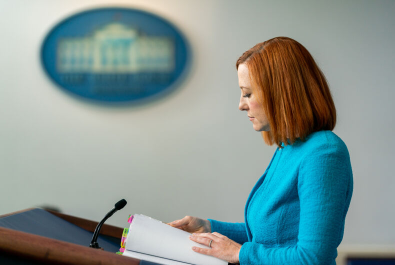 L'attachée de presse de la Maison Blanche, Jen Psaki, s'arrête un instant alors qu'elle s'adresse aux journalistes le jeudi 15 avril 2021 dans la salle de presse James S. Brady de la Maison Blanche.  (Photo officielle de la Maison Blanche par Cameron Smith)