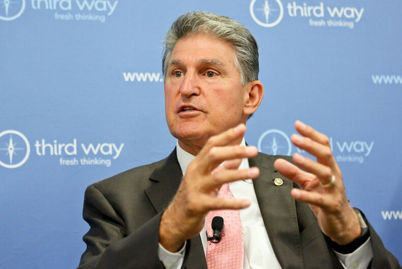 Joe Manchin fait couler l'agenda de Joe Biden &  présidence.  Il a tué les droits civiques des LGBTQ quand il l'a fait.