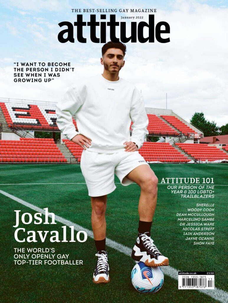 Le footballeur australien Josh Cavallo porte un sweat-shirt et un short Yniform, des chaussettes Prada et des chaussures Converse