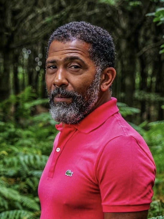   Marc portant un polo rose vif