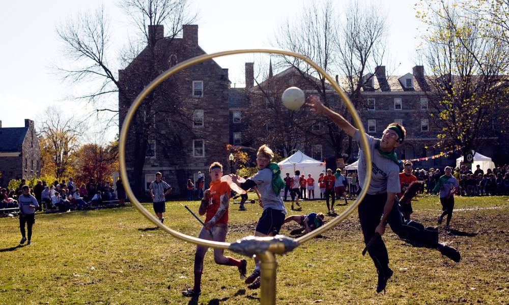 Les gens du Middlebury College jouent au premier grand tournoi de Quidditch intercollégial 