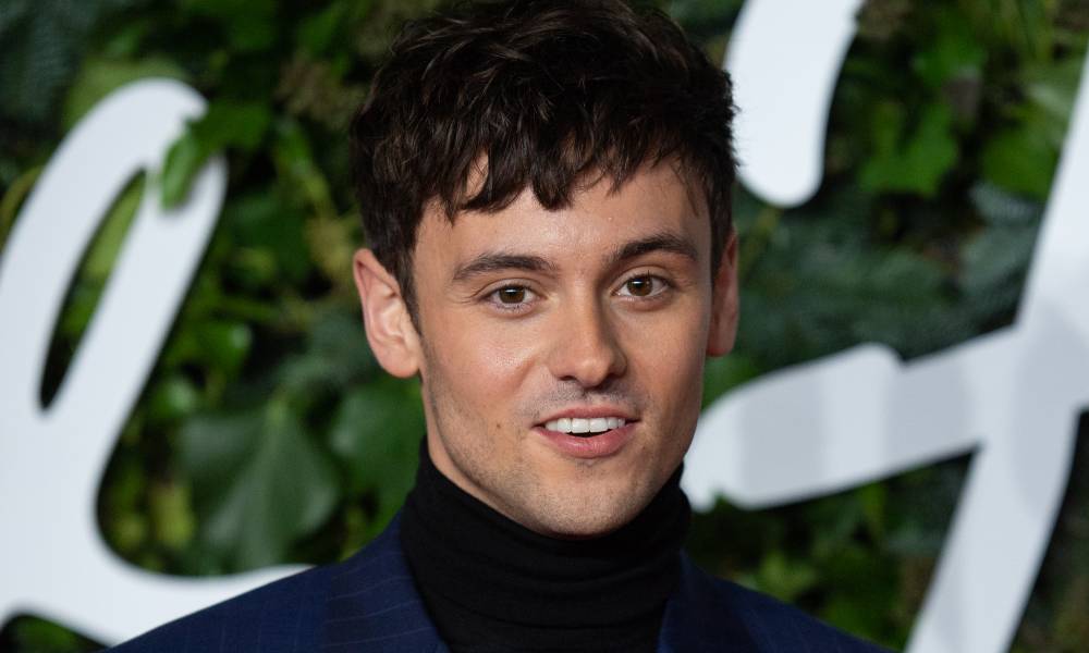 Le plongeur britannique Tom Daley porte une tenue élégante lors des Fashion Awards 2021