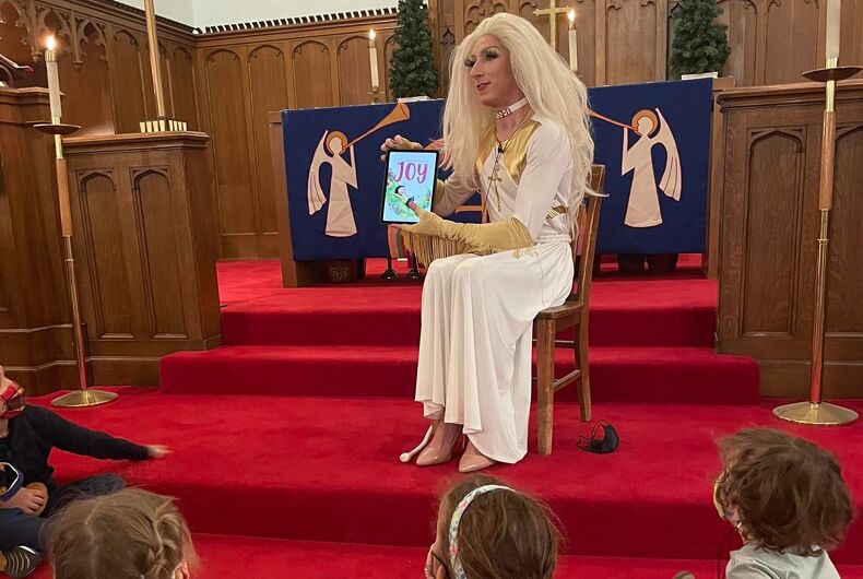 Le pasteur Aaron Musser lisant aux enfants en drag.