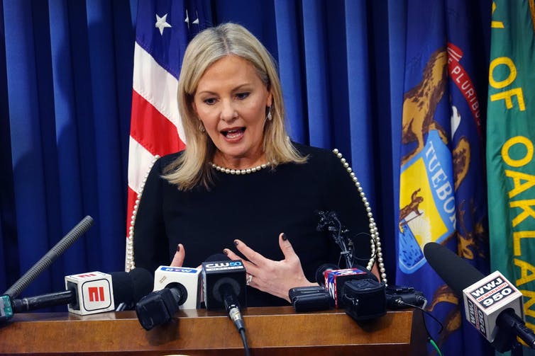 La procureure du comté d'Oakland, Karen McDonald, répond aux questions lors d'une conférence de presse.