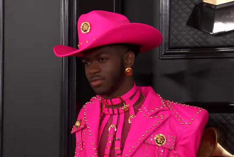 Lil Nas X dans un ensemble de cowboy en cuir rose