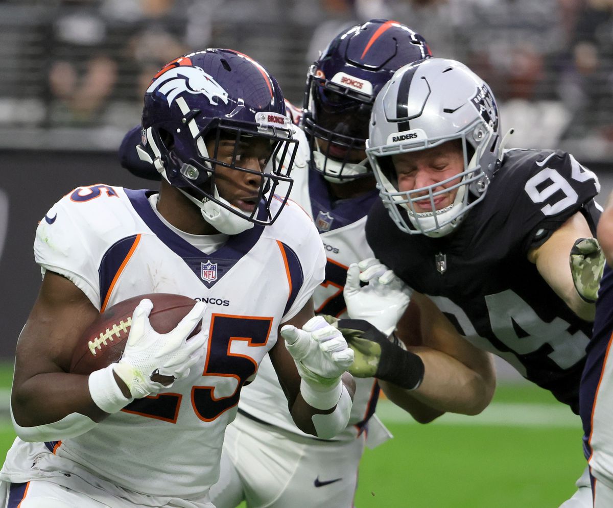 Carl Nassib poursuit Melvin Gordon de Denver lors de la victoire de la semaine 16 des Raiders.