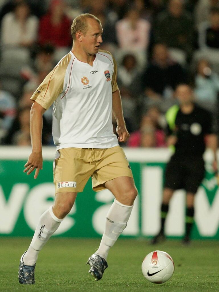 Stephen Laybutt des Newcastle Jets s'exécute avec le ballon lors d'un match de l'A-League contre les Central Coast Mariners