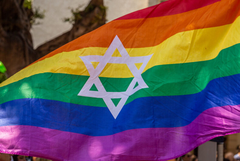 Drapeau arc-en-ciel de la fierté juive au défilé de la fierté gaie de Tel Aviv