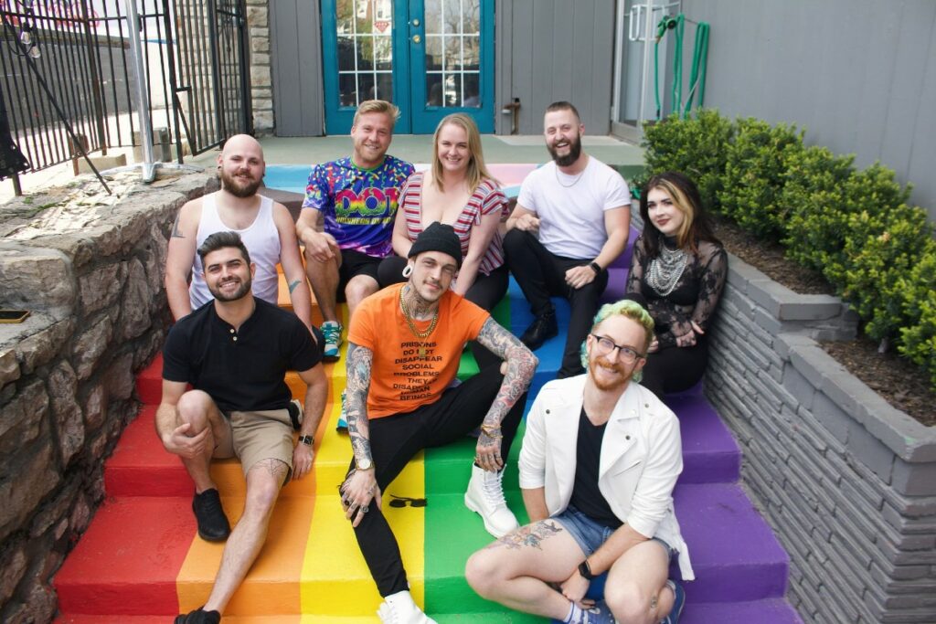 Les marches de la fierté chez Woody's à Kansas City 