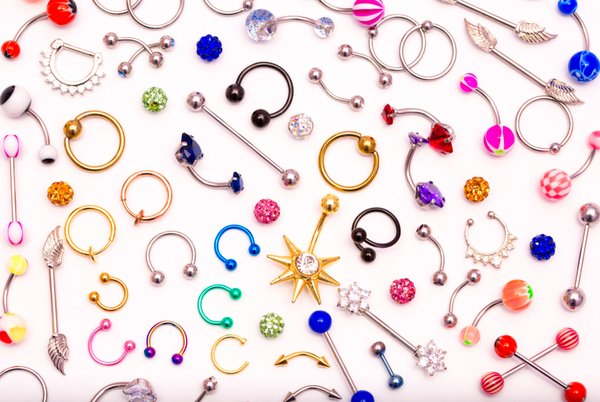 assortiment de bijoux piercing