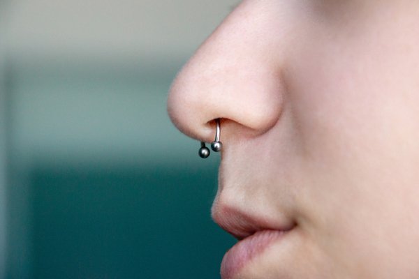 piercing au septum en gros plan