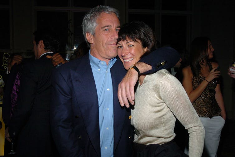 Jeffrey Epstein embrasse une Ghislaine Maxwell souriante