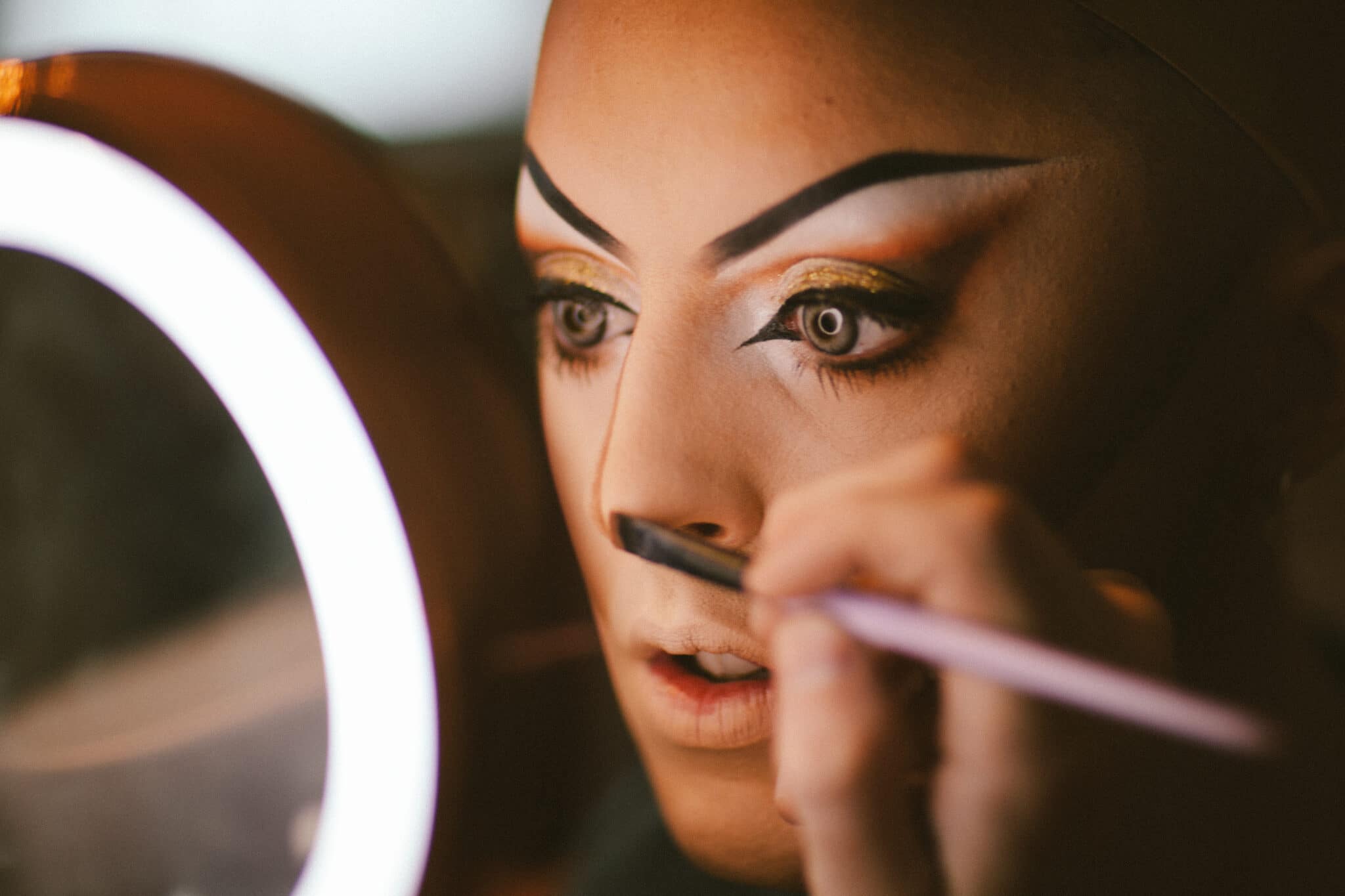 Cherry Valentine se maquille