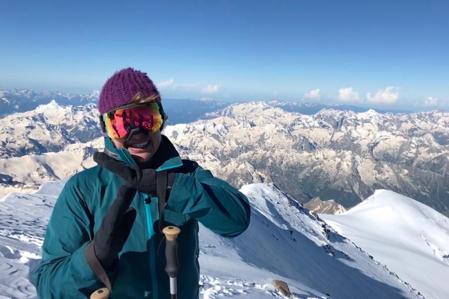 Erin Parisi veut arborer le drapeau trans Pride au sommet du mont Everest