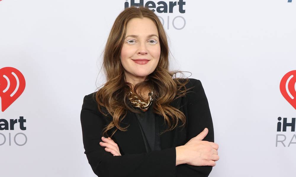 Drew Barrymore dit que Fab Five de Queer Eye l’a aidée à recommencer à sortir ensemble