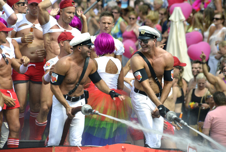Amsterdam, Pays-Bas - 2 août 2014 : participants à l'événement annuel pour la protection des droits de l'homme et de l'égalité civile - Gay Pride Parade sur le Prinsengracht, Amsterdam