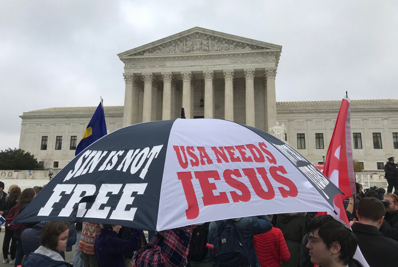 5 décembre 2017-Parapluie avec des messages religieux affichés à la Cour suprême à l'appui de Masterpiece Cakeshop
