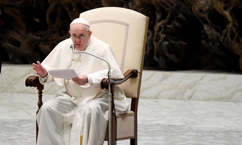 Le pape François est assis sur une chaise alors qu'il s'adresse aux participants lors d'une audience générale hebdomadaire 